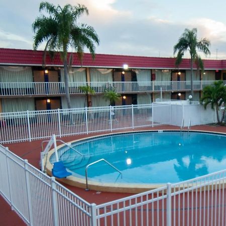 Express Inn & Suites - 5 Miles From St Petersburg Clearwater Airport Exterior foto