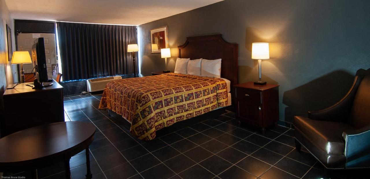 Express Inn & Suites - 5 Miles From St Petersburg Clearwater Airport Exterior foto